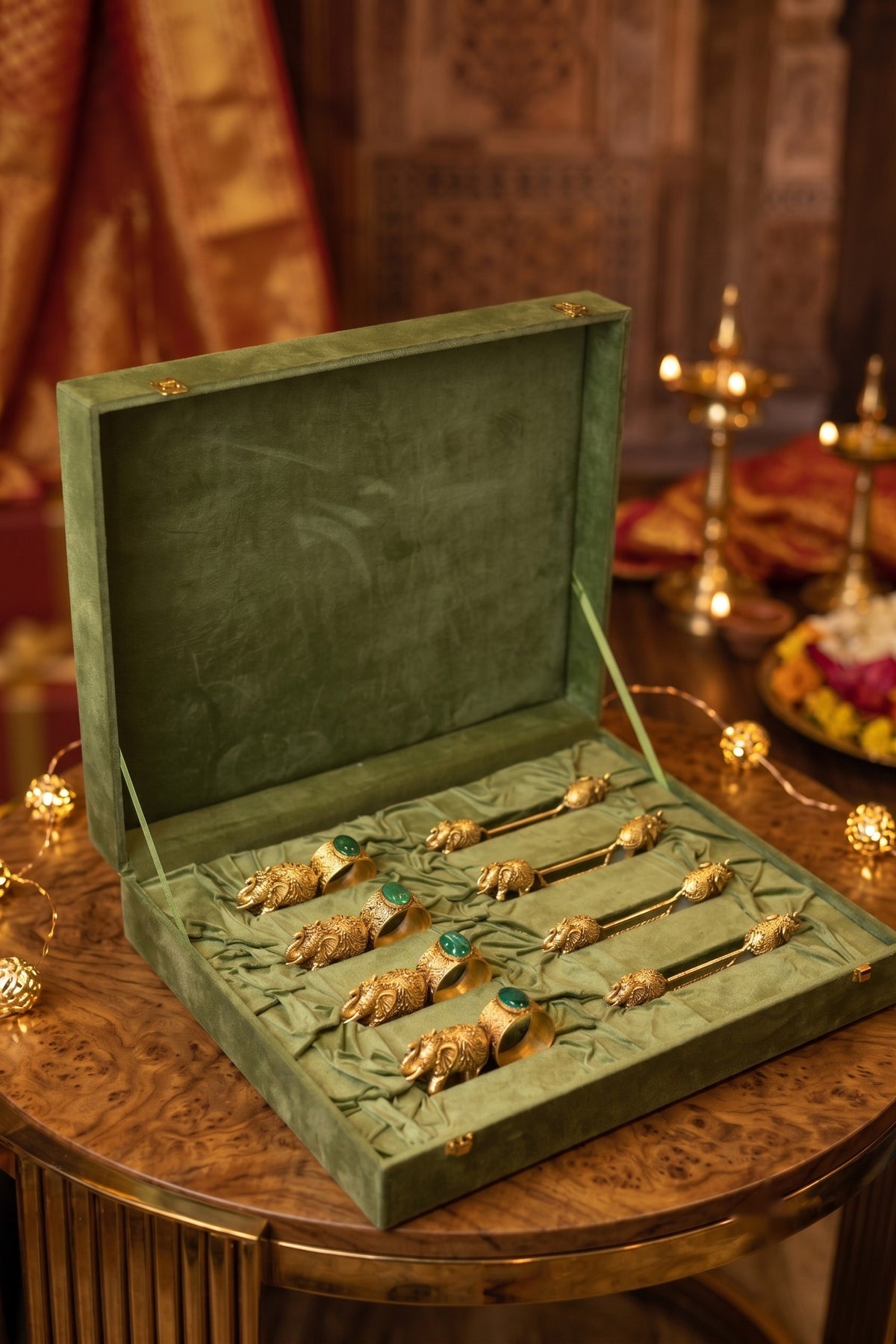 4 elephant napkin rings with stone and 4 elephant spoon rests in gold plating, laid in an open velvet gift box