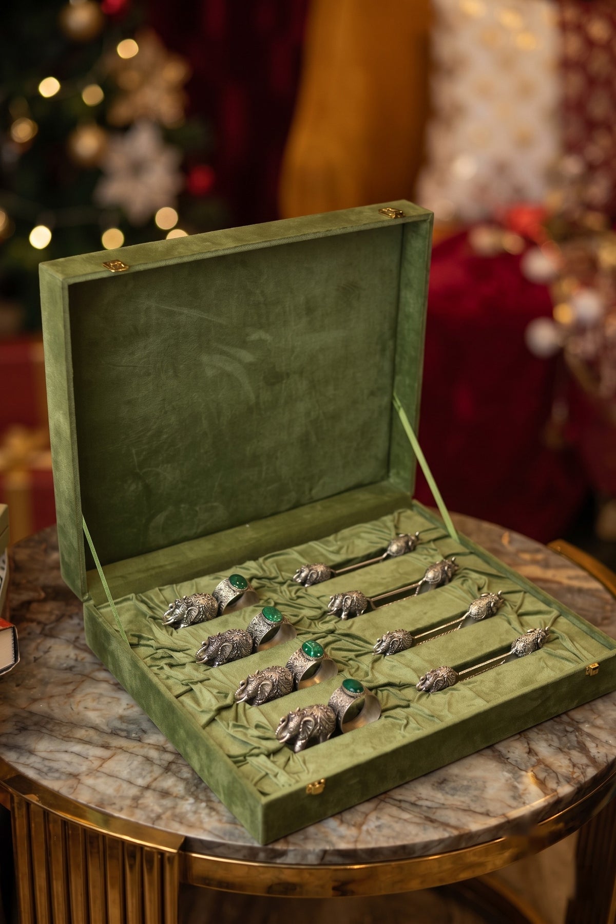 4 elephant napkin rings with stone and 4 elephant spoon rests in pure silver plating, laid in an open velvet gift box