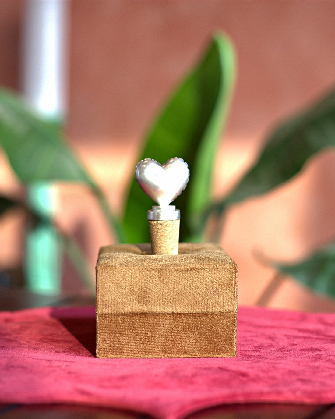 Heart-shaped silver-plated wine bottle stopper displayed in its SABERA gift box